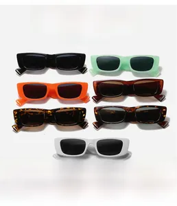 Présentation de lunettes de soleil rectangulaires vintage en sept couleurs variées