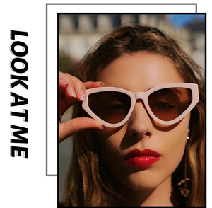 Gros plan de lunettes de soleil œil-de-chat roses tendance sur modèle avec verres teintés