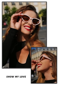 Lunettes de soleil œil de chat roses avec verres foncés et détails dorés en ville