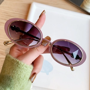 Lunettes de soleil ovales rétro en métal avec verres violets et monture dorée chic
