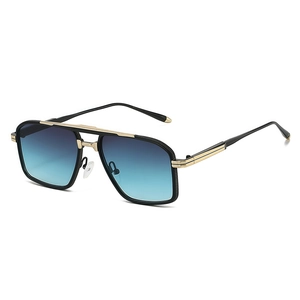 Gafas de sol de doble puente con montura metálica en negro y oro y lentes degradadas
