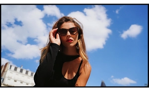 Lunettes de soleil œil de chat léopard stylées présentées sur un fond de ciel bleu clair