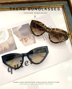 Vue détaillée des lunettes de soleil œil-de-chat avec numéro de modèle et UV400