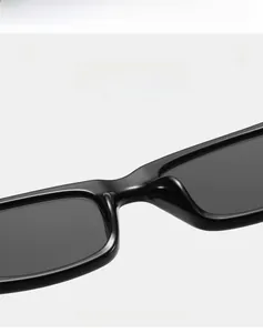 Vue détaillée des lunettes de soleil rectangulaires noires légères à monture souple