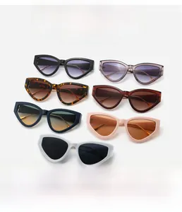 Collection de sept lunettes de soleil œil de chat colorées aux motifs léopard et écaille