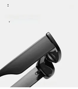 Détail de la charnière sur la monture noire brillante de lunettes de soleil carrées