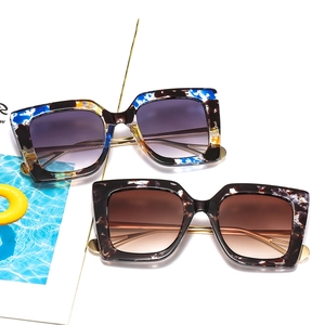 Fashionable oversized square gradient sunglasses with tortoise frames and metal temples