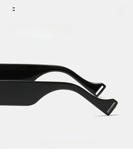 Détail des branches incurvées de lunettes de soleil noires avec une finition polie lisse