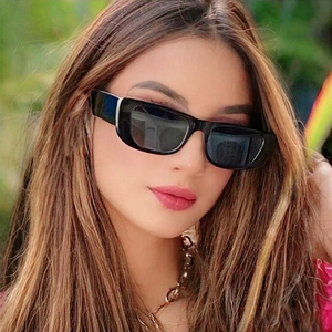 Lunettes de soleil noires rectangulaires pour femmes avec détails argentés élégants