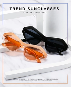 Detailansicht der geometrischen Cat-Eye-Sonnenbrille in Schwarz und Bernstein mit UV400