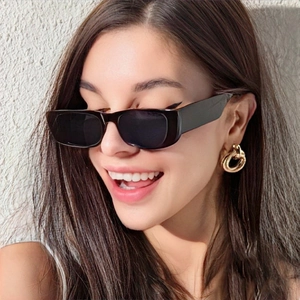 Lunettes de soleil rectangulaires noires à monture épaisse et boucles d'oreilles dorées
