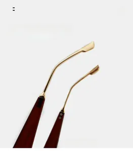 Détail des branches de lunettes incurvées en métal et acétate pour un port confortable