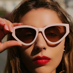 Lunettes de soleil œil de chat vintage pour femmes avec monture beige chic