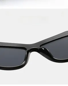 Makroaufnahme der leichten flexiblen schwarzen Fassung dieser modischen Sonnenbrille