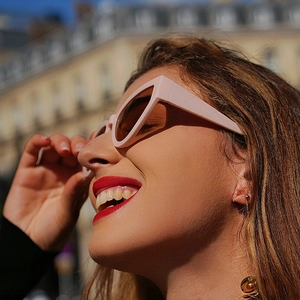 Lunettes de soleil œil-de-chat rétro roses pour femmes avec verres bruns