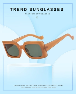 Fashionable square sunglasses with tortoiseshell wavy temples and UV400 lens protection