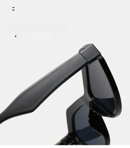Makrodetail der hochglänzenden schwarzen Sonnenbrille mit Fokus auf Rahmendesign
