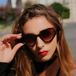 Lunettes de soleil œil de chat écaillé avec verres dégradés marron au style rétro moderne