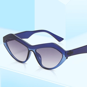Moderne geometrische Cat-Eye-Sonnenbrille mit blauem Rahmen und lila Verlaufsgläsern