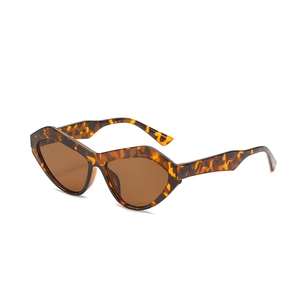 Modische Sonnenbrille mit Diamantrahmen im Leopardenmuster und dunkelbraunen Gläsern
