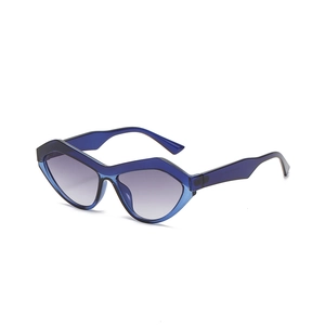 Geometrische Rauten-Sonnenbrille mit blauem Rahmen und lila Verlaufsgläsern