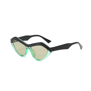 Modische geometrische Cat-Eye Sonnenbrille mit schwarzem Rahmen und grünen Gläsern