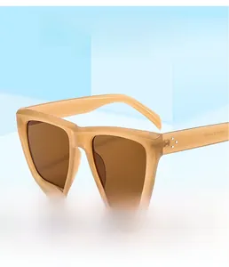 Vue détaillée des lunettes de soleil carrées kaki avec rivets et verres teintés