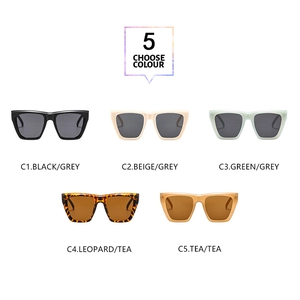 Grille détaillée présentant cinq lunettes de soleil carrées en divers coloris et motifs
