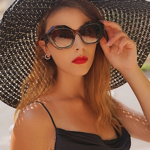 Occhiali da sole poligonali oversize tartarugati con lenti sfumate marroni
