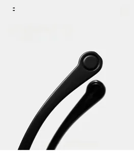 Detail of curved black glossy sunglasses legs featuring ergonomic arc for comfortable wear