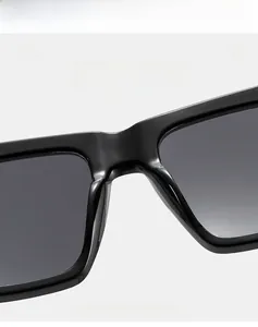Détail de la monture carrée de lunettes de soleil en matériau léger de haute qualité