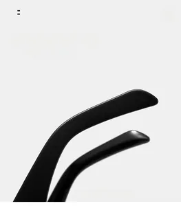 Détail de la branche ergonomique incurvée sur lunettes noires pour un port confortable