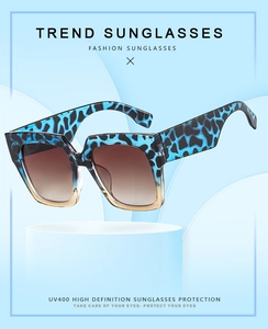 Détail des lunettes de soleil carrées léopard avec verres dégradés UV400 et protection HD