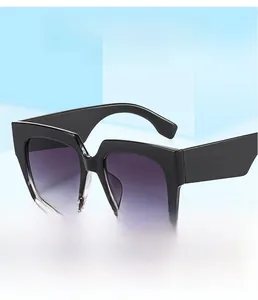 Détails de lunettes carrées avec monture mouchetée noir et blanc et verres dégradés violets