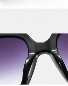 Détails de lunettes noires de haute qualité avec verres dégradés violets