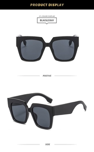 Détails des lunettes de soleil carrées noires avec branches larges et verres gris en deux vues