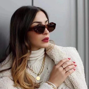 Fashionable square tortoiseshell sunglasses with polygonal frame for a trendy retro look