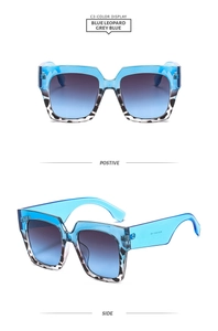Vue détaillée de lunettes de soleil carrées avec monture bleue et motifs léopard