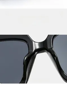 Gros plan du pont de nez poli et de la texture de la monture de lunettes carrées