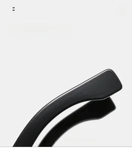 Gros plan des branches ergonomiques de lunettes de soleil noires pour un confort optimal