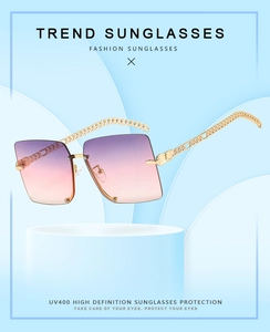 Detail of square gradient sunglasses with UV400 protection and gold chain temples