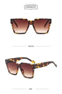 Vues détaillées de lunettes de soleil carrées léopard avec verres dégradés marron