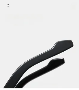Vue détaillée des branches incurvées ergonomiques noir mat sur des lunettes de soleil