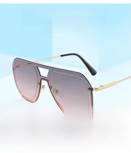Détail de lunettes aviateur dégradées avec monture dorée et verres imperméables