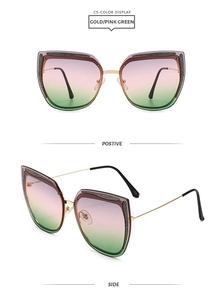 Dettaglio occhiali da sole cat-eye con lenti sfumate rosa-verde e stanghette in metallo oro