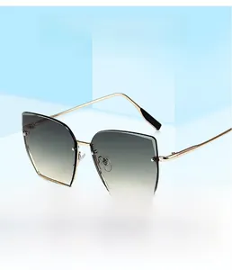 Vue détaillée de lunettes de soleil en métal avec verres dégradés sur un socle bleu