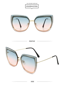 Occhiali da sole cat eye con lenti sfumate blu-rosa e montura dorata con glitter