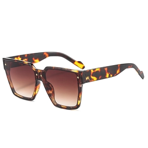 Lunettes de soleil rétro en écailles avec verres dégradés marron et rivets dorés
