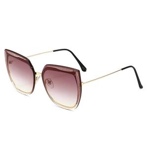 Occhiali da sole cat eye oversize alla moda con glitter bordeaux e aste in metallo oro