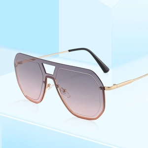 Lunettes de soleil oversize à dégradé avec monture en métal doré et verres masque